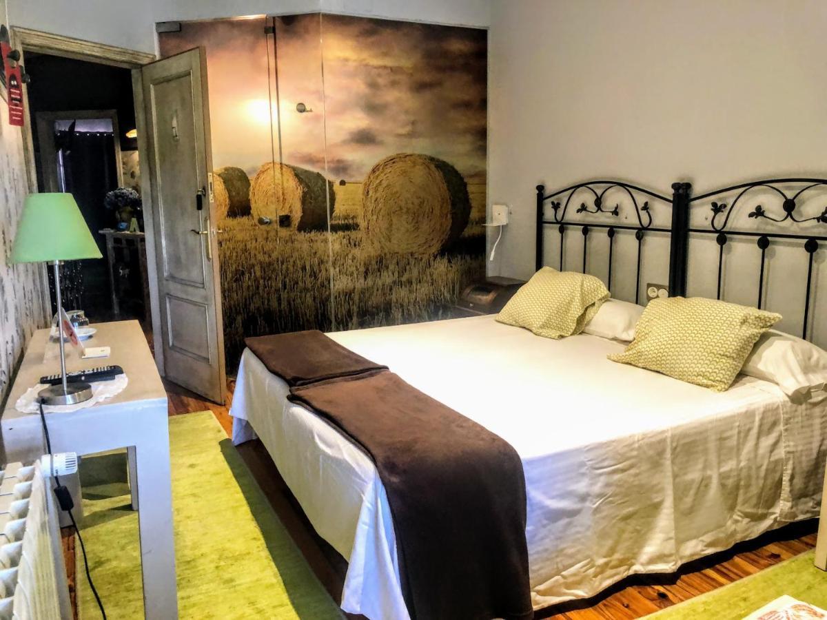Hostal Rural Txapi Txuri Logis Hotels Murillo el Fruto エクステリア 写真